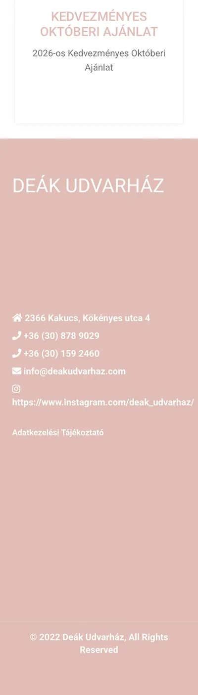 A régi főoldal alja telefonon: egy hírkártya, majd a rózsaszín lábléc sok üres hellyel és a „© 2022 Deák Udvarház” sorral.